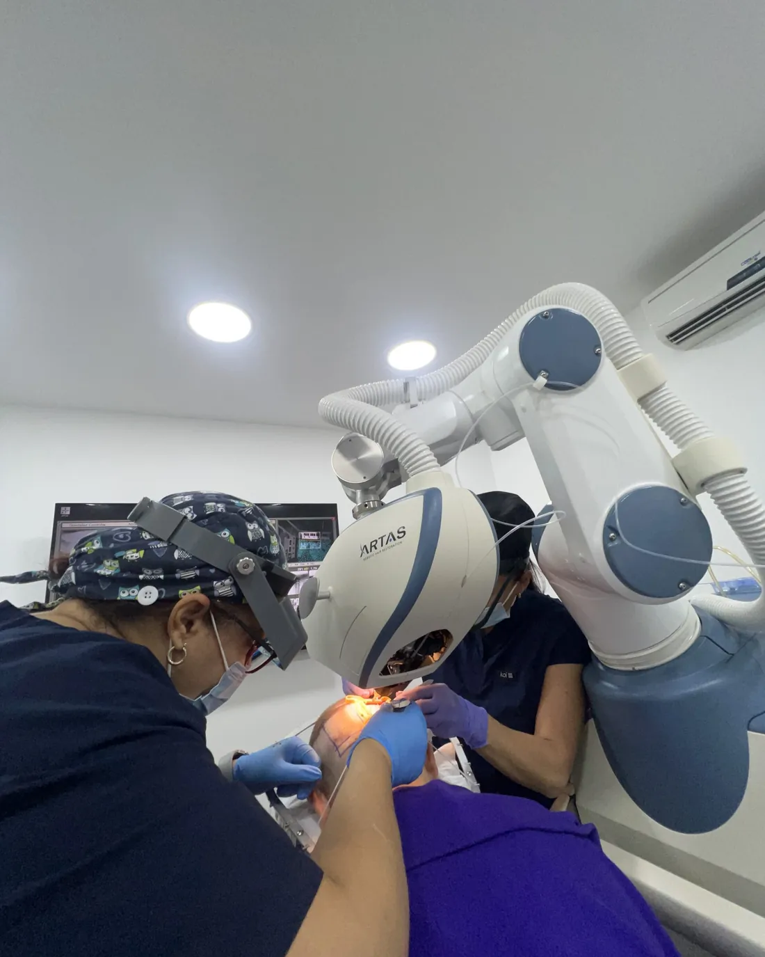 La Clínica del Pelo medical team with the ARTAS robot