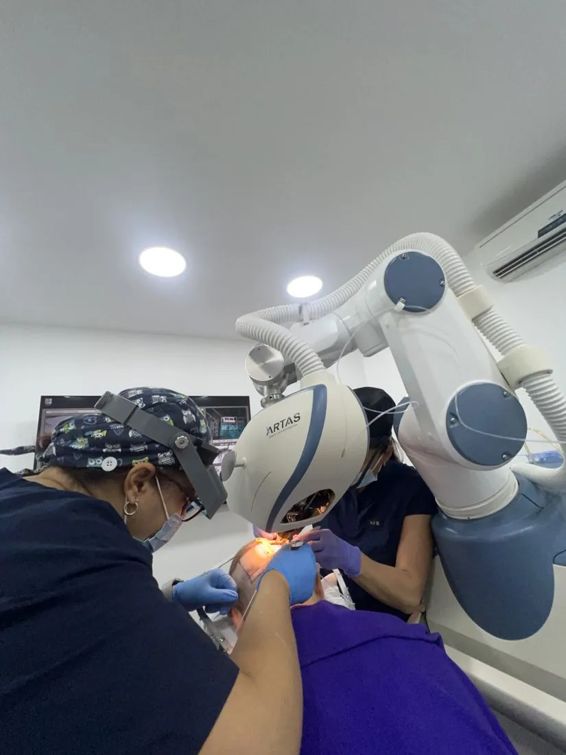 Procedimiento con el robot ARTAS en La Clínica del Pelo