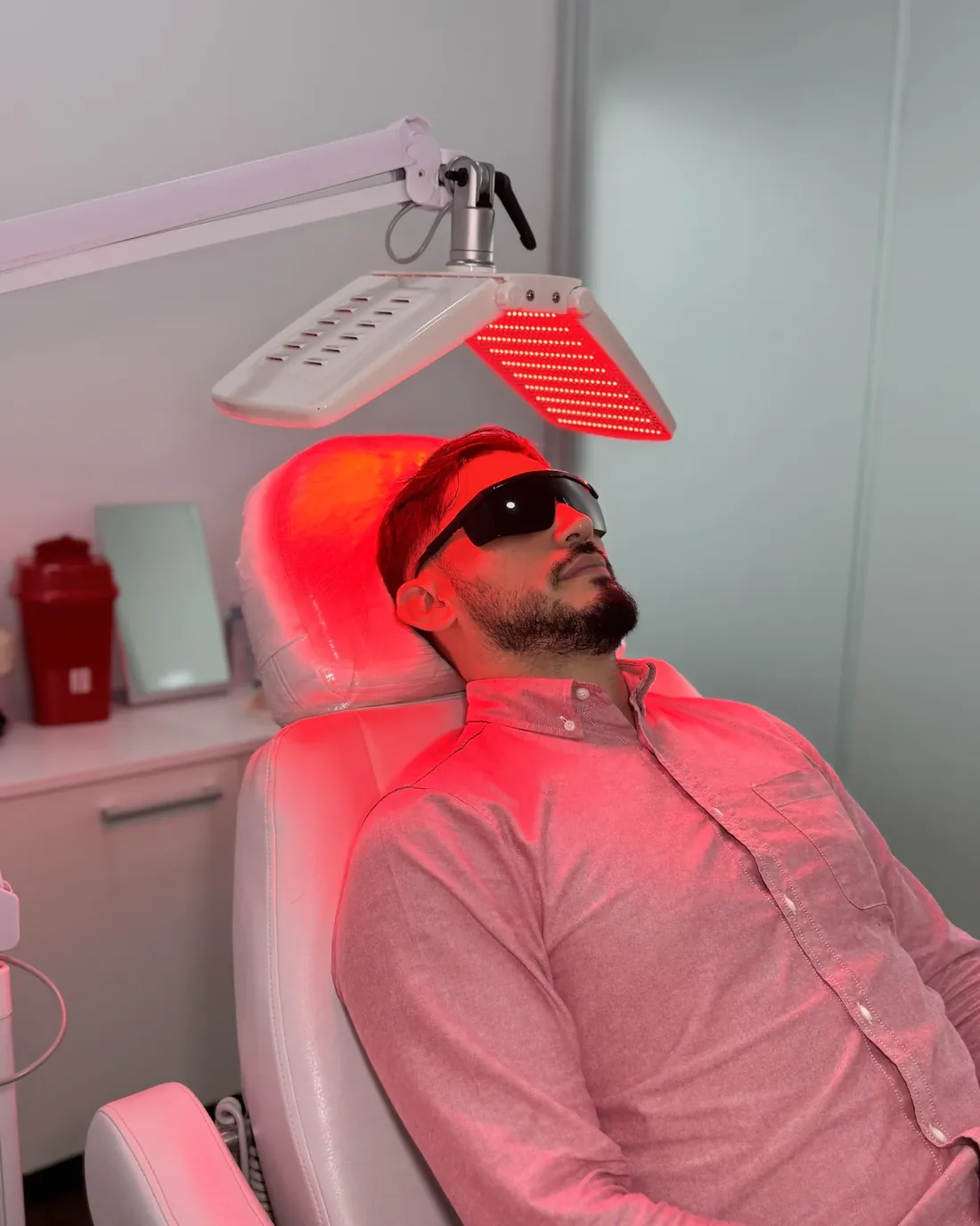 Photobiostimulation session at La Clínica del Pelo